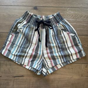 Linen shorts with stretchy waist